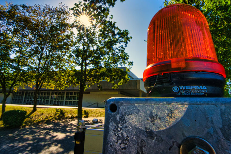 eine Warnlampe am Tor zum Burgau-Gymnasium