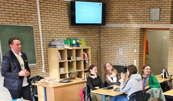 Ein Dozent des DFHI (Deutsch-Französisches Hochschulinstitut) Spricht zu einer Klasse am Burgau-Gymnasium