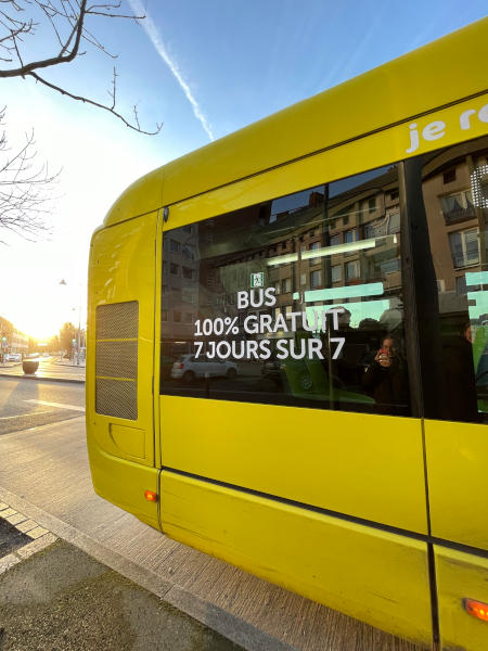 Rückseite eines Busses in Dunknerqe, Frankreich. Aufschrift: "Bus 100% gratuit 7 jours sur 7"