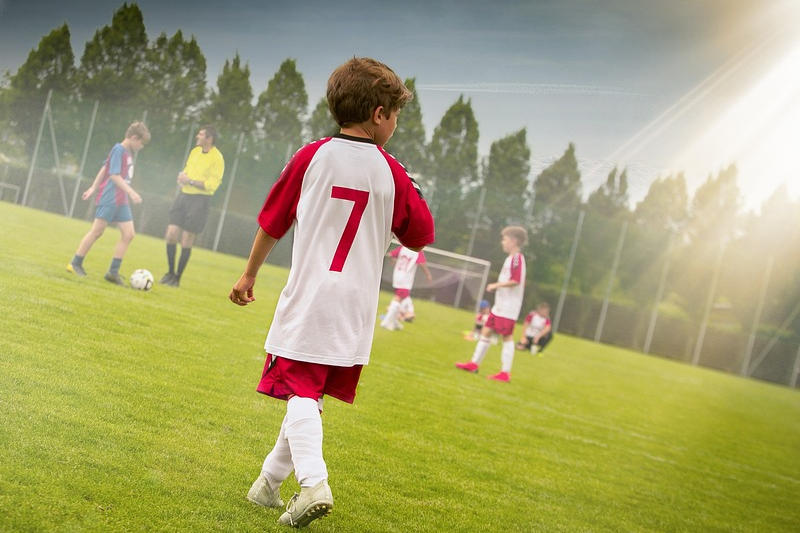 Eine Gruppe Jugendlicher spielt Fußball.