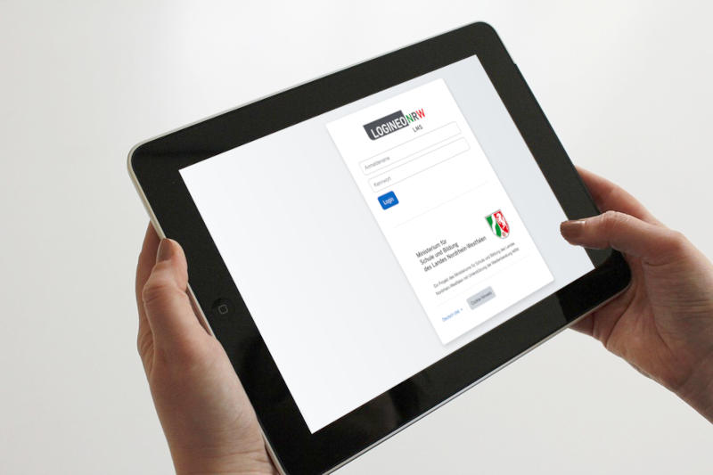 ein Tablet mit dem Loginbildschirm von Logineo LMS