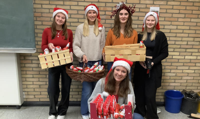 Schüler*innen verteilen Schokoladennikoläuse.