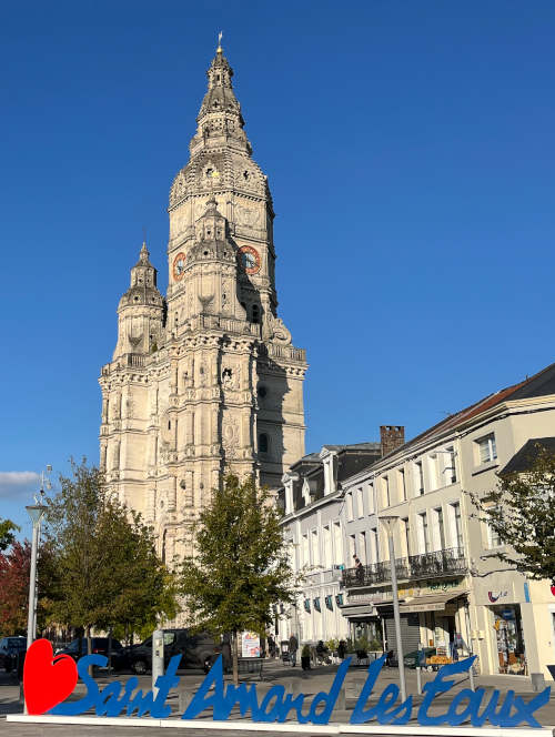 Schriftzug "Saint Amand Les Eaux" in der Altstadt von St Amand