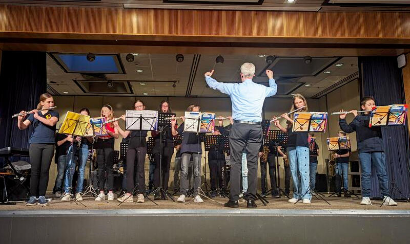 Die Bläserklasse des Burgau-Gymnasiums, dirigiert von Chr. Reinkober