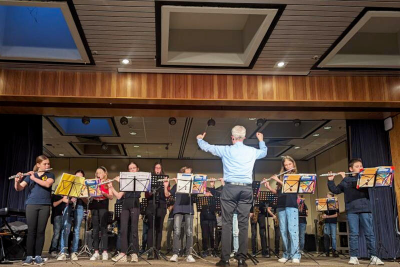 Die Bläserklasse des Burgau-Gymnasiums, dirigiert von Chr. Reinkober