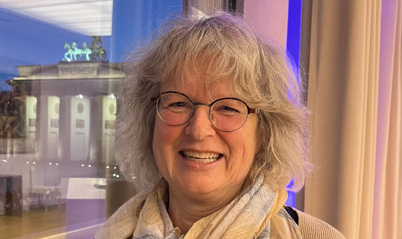 Frau Mäsch-Donike vor dem Brandenburger Tor in Berlin