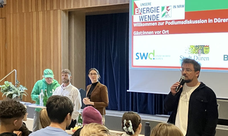 Referent*innen zum Thema Klimaschutz/Energiewende in der Aula des Burgau-Gymnasiums
