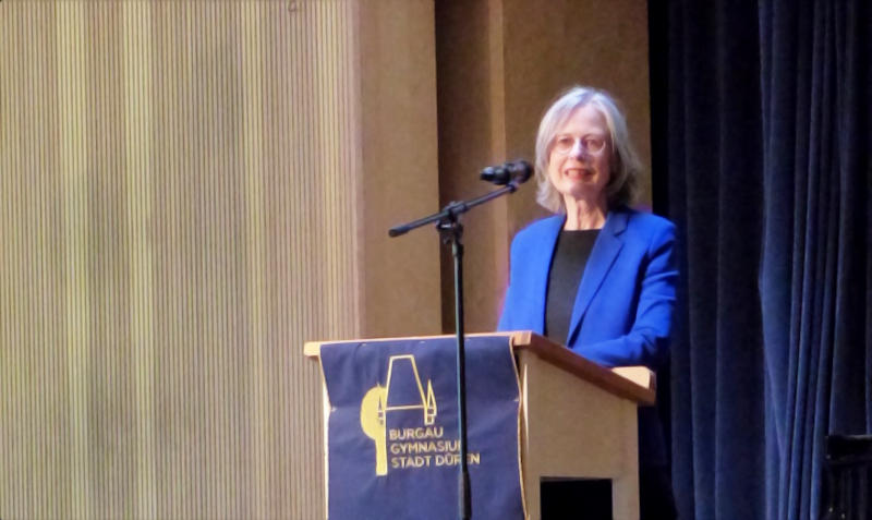 Frau Willenbrink hält eine Rede im Burgau-Gymnasium.