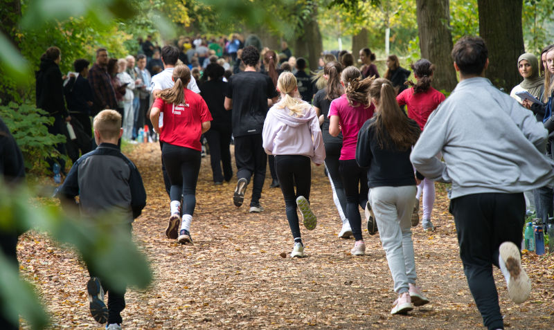 Schüler*innen des Burgau-Gymnasiums nehmen am Sponsorlauf teil.