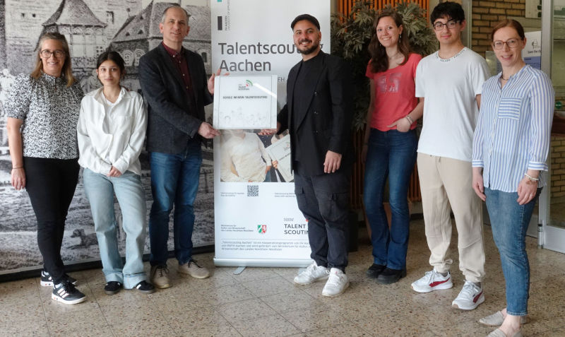 Schüler*innen, Lehrer*innen und Kooperationspartner*innen im Foyer des Burgau-Gymnasiums