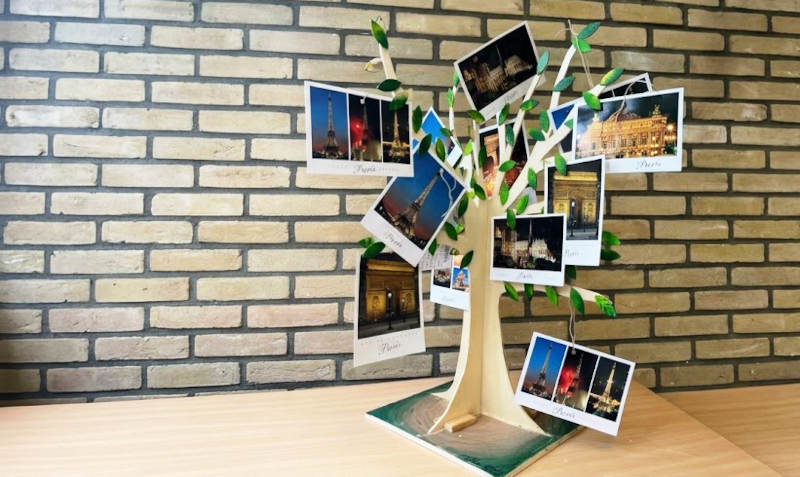 Ein Fotobaum mit Paris-Postkarten