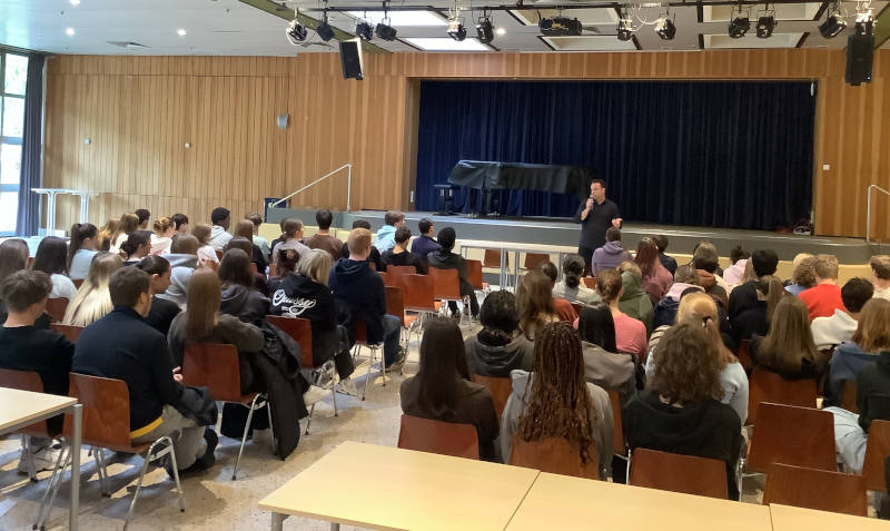 Herr Walter in der Aula des Burgau-Gymnasiums