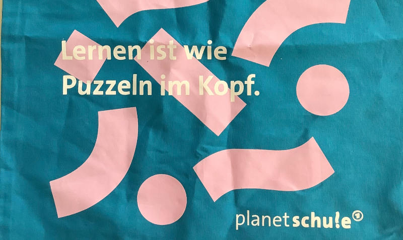 Foto einer Tasche des WDR / Planet Schule imt Aufschrift: "Lernen ist wie Puzzeln im Kopf"