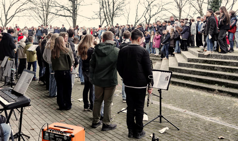 Schüler:innen beim Weihnachtskonzert am Burgau-Gymnasium