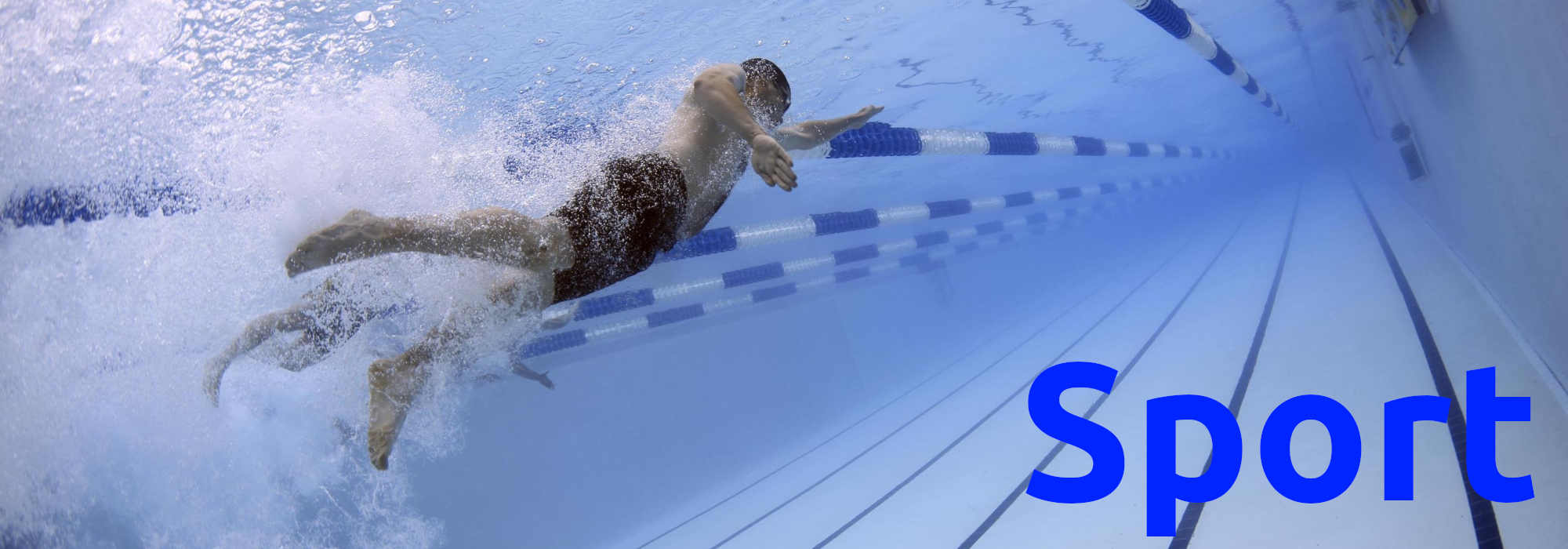 ein Schwimmer, fotografiert von unter Wasser